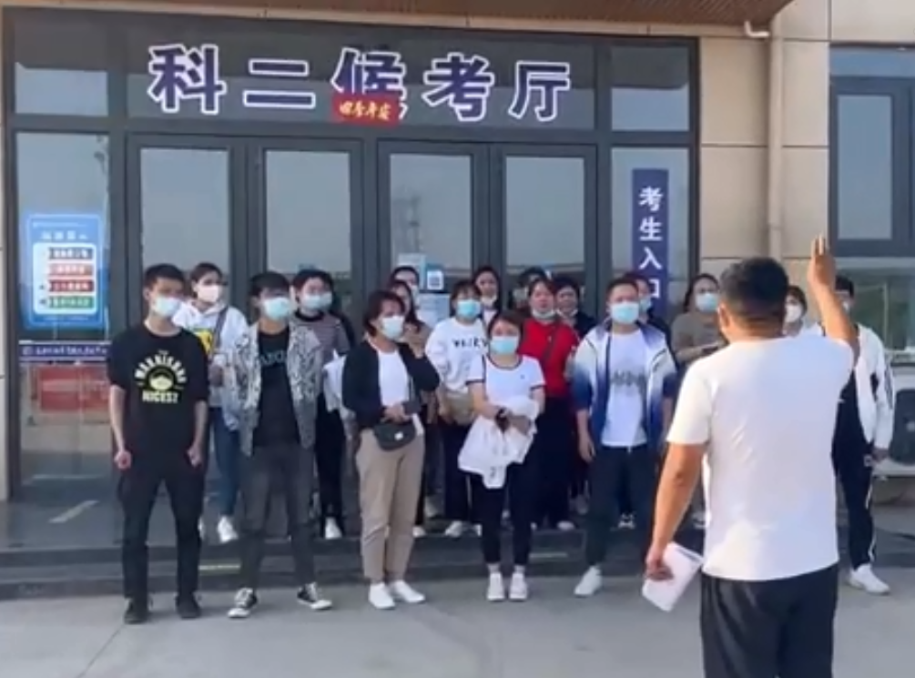 过了  过了  过了  我们拿到驾照了